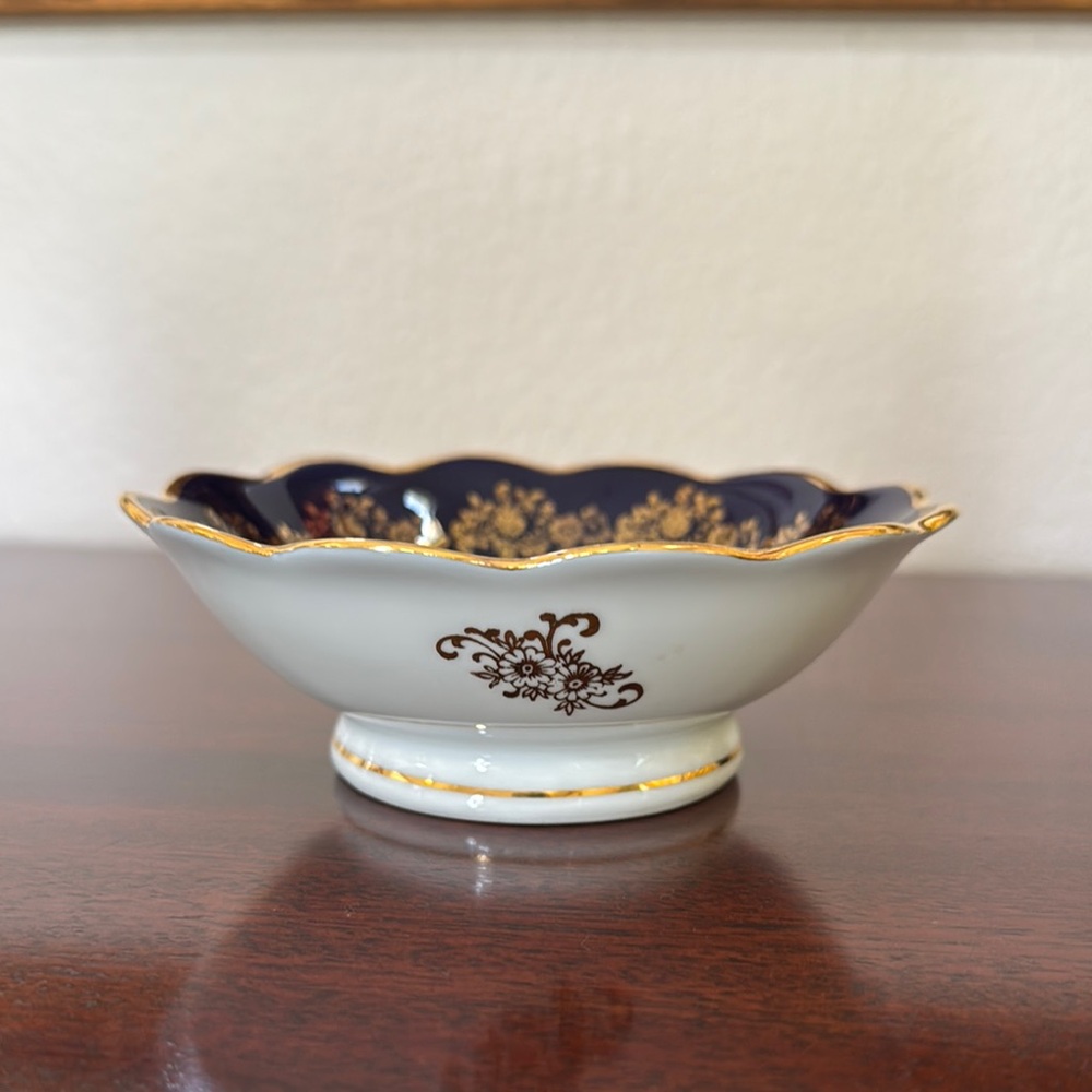 Elegant Porcelain Bowl with Gold Accents